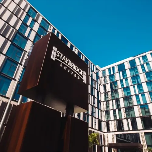 Переход к Staybridge Suites Al Maktoum