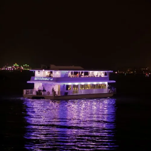 التنقل إلى 2 hr cruising in Unique Catamaran in Marina