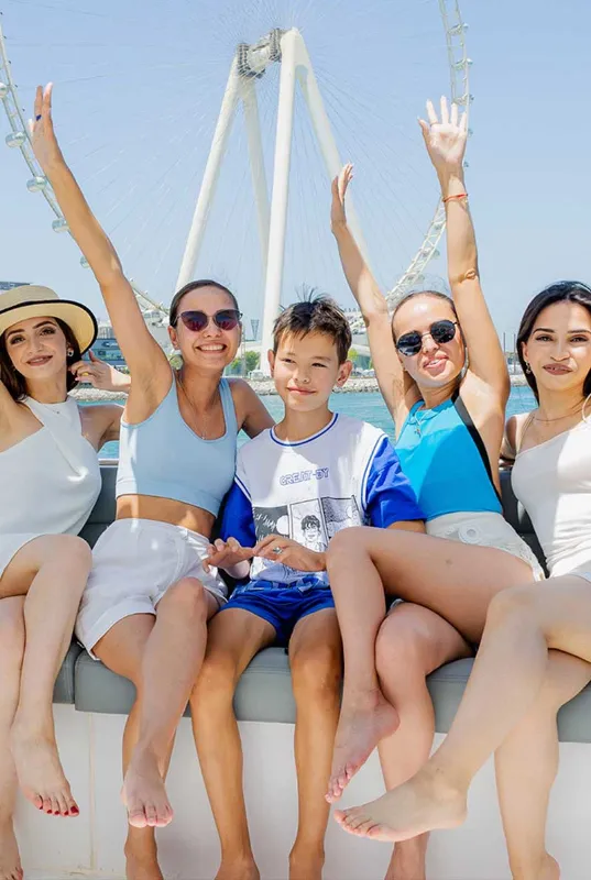 Sharing Dubai luxury yacht with Extended Burj Tour