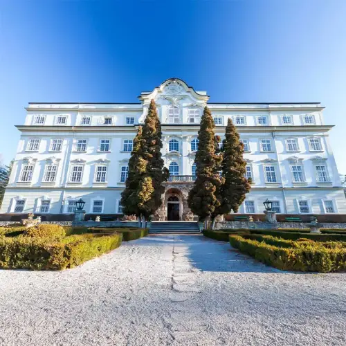 التنقل إلى Salzburg Discovery with Electric Self-Drive Car