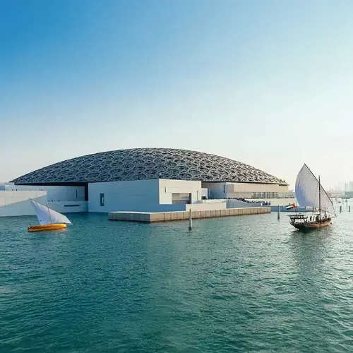Переход к Louvre Abu Dhabi