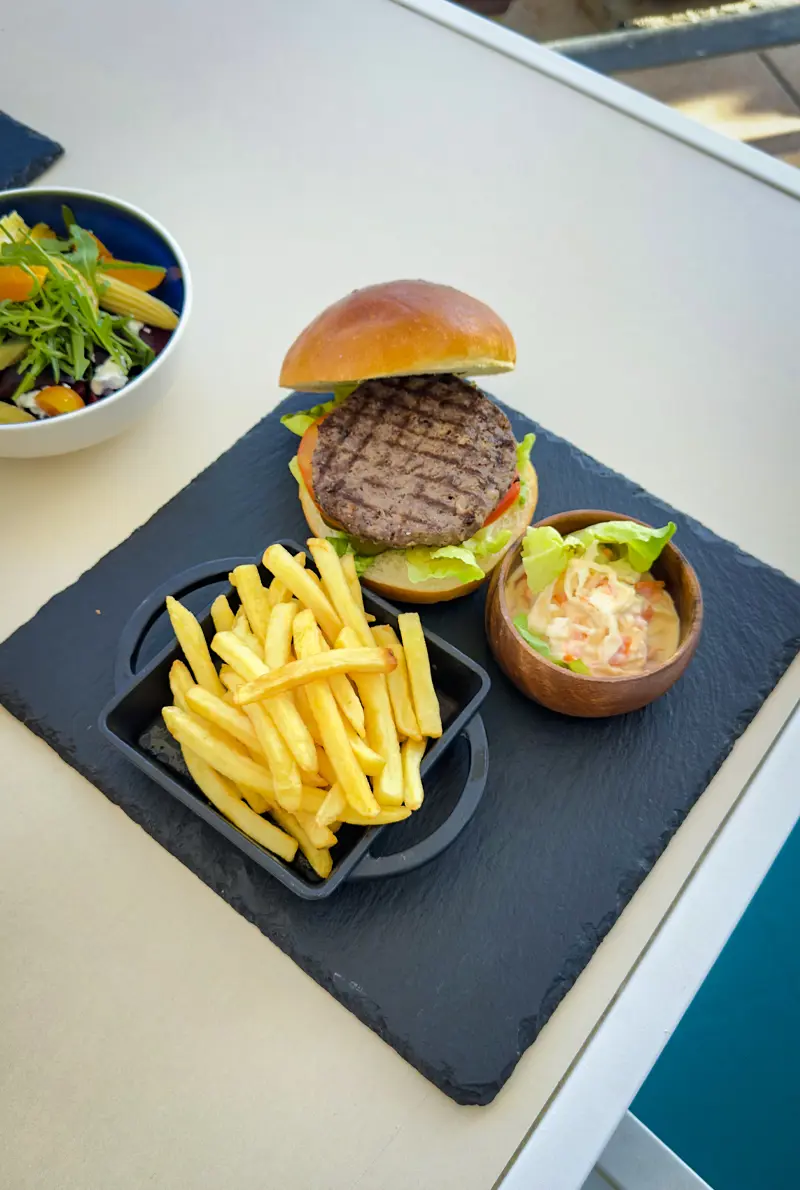 Private Turtle Beach cafe-Pull man resorts