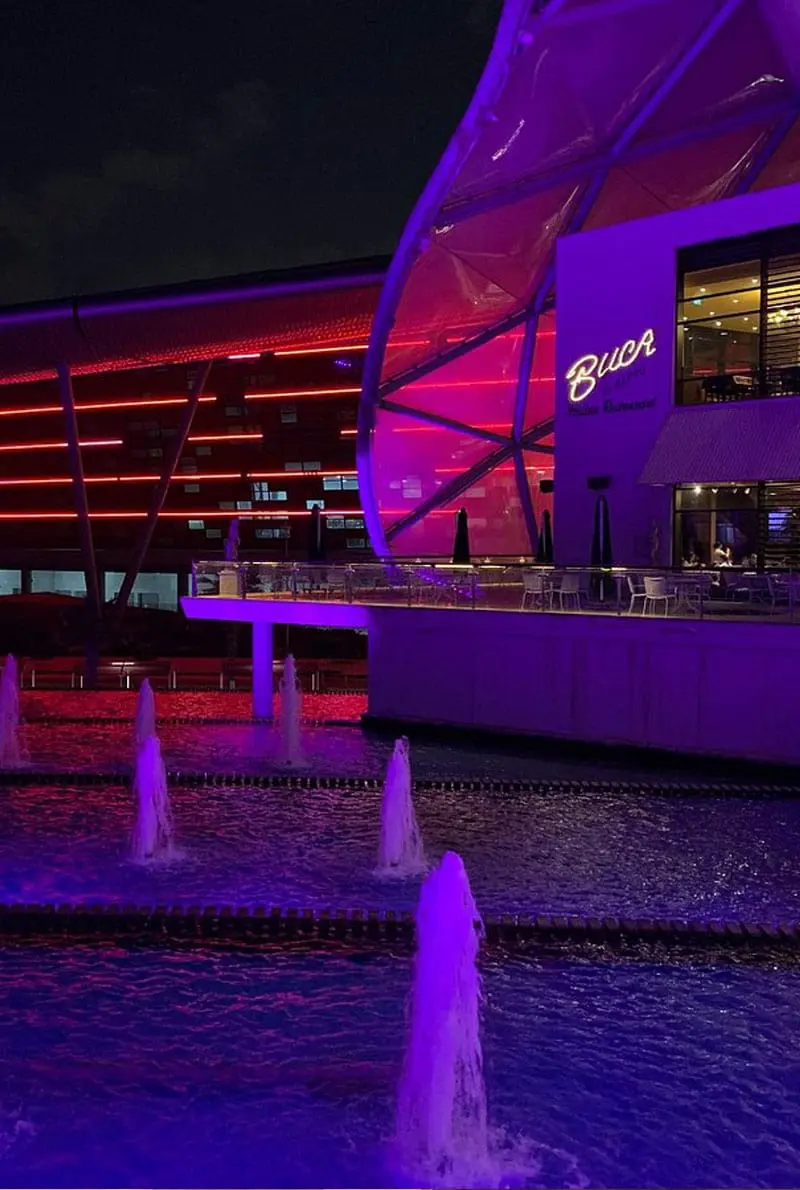 Swimmin Area with a small fountain in the middle in Radisson Blue