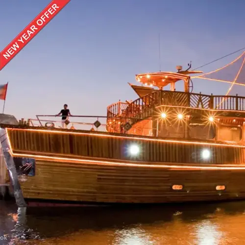التنقل إلى New Year Canal Cruise